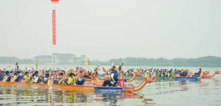 赛艇赛事迎来高潮,队伍奋力冲刺,全场震撼 赛艇赛事迎来高潮,队伍奋力冲刺,全场震撼