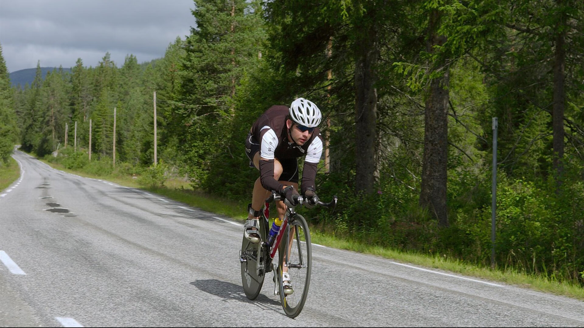 开云体育官网-智利巅峰对决力克牙买加，本泽马关键战役再展杀手本色—体育世界中的高压时刻与巨星光芒